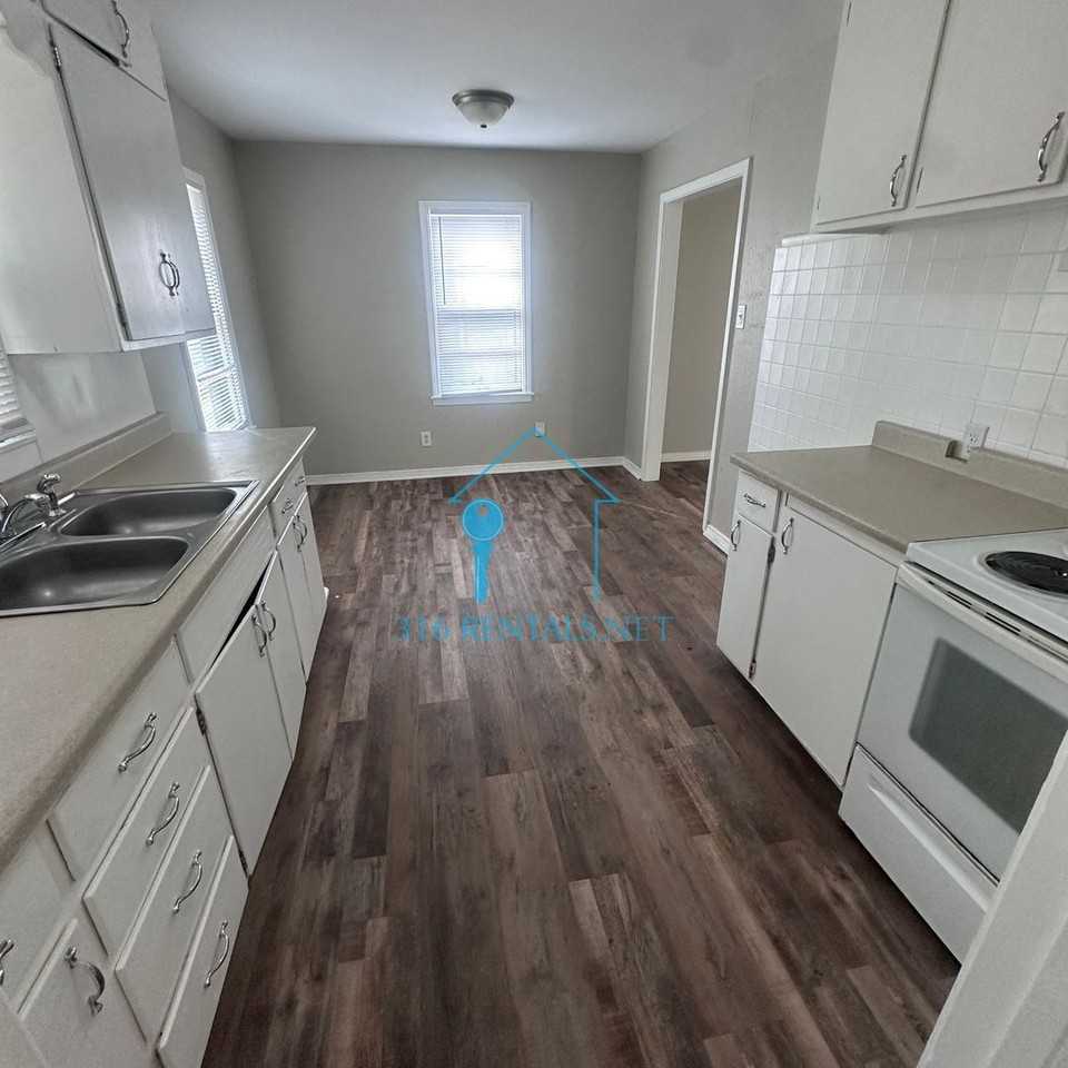 501 W 33rd St S - Photo 6 of 15