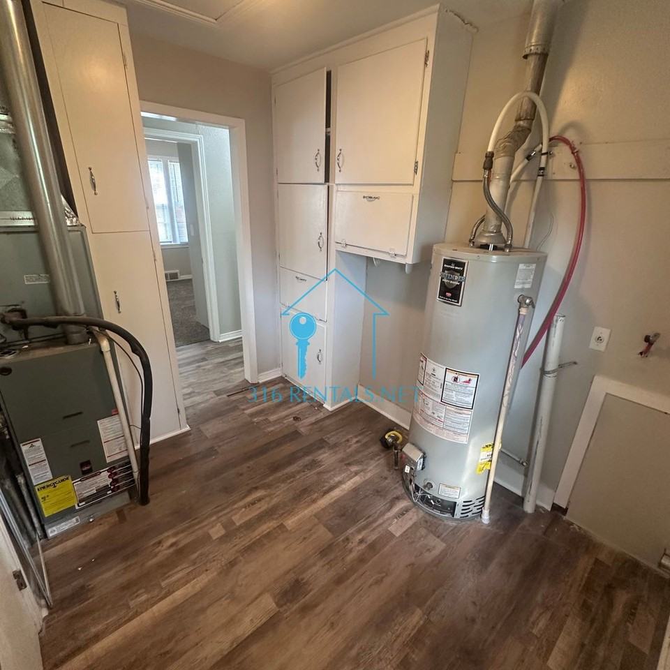 501 W 33rd St S - Photo 7 of 15