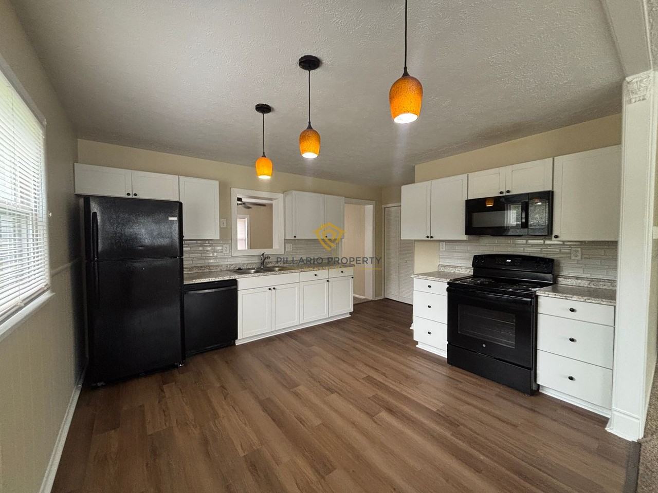 5302 E Hill Dr - Photo 2 of 11