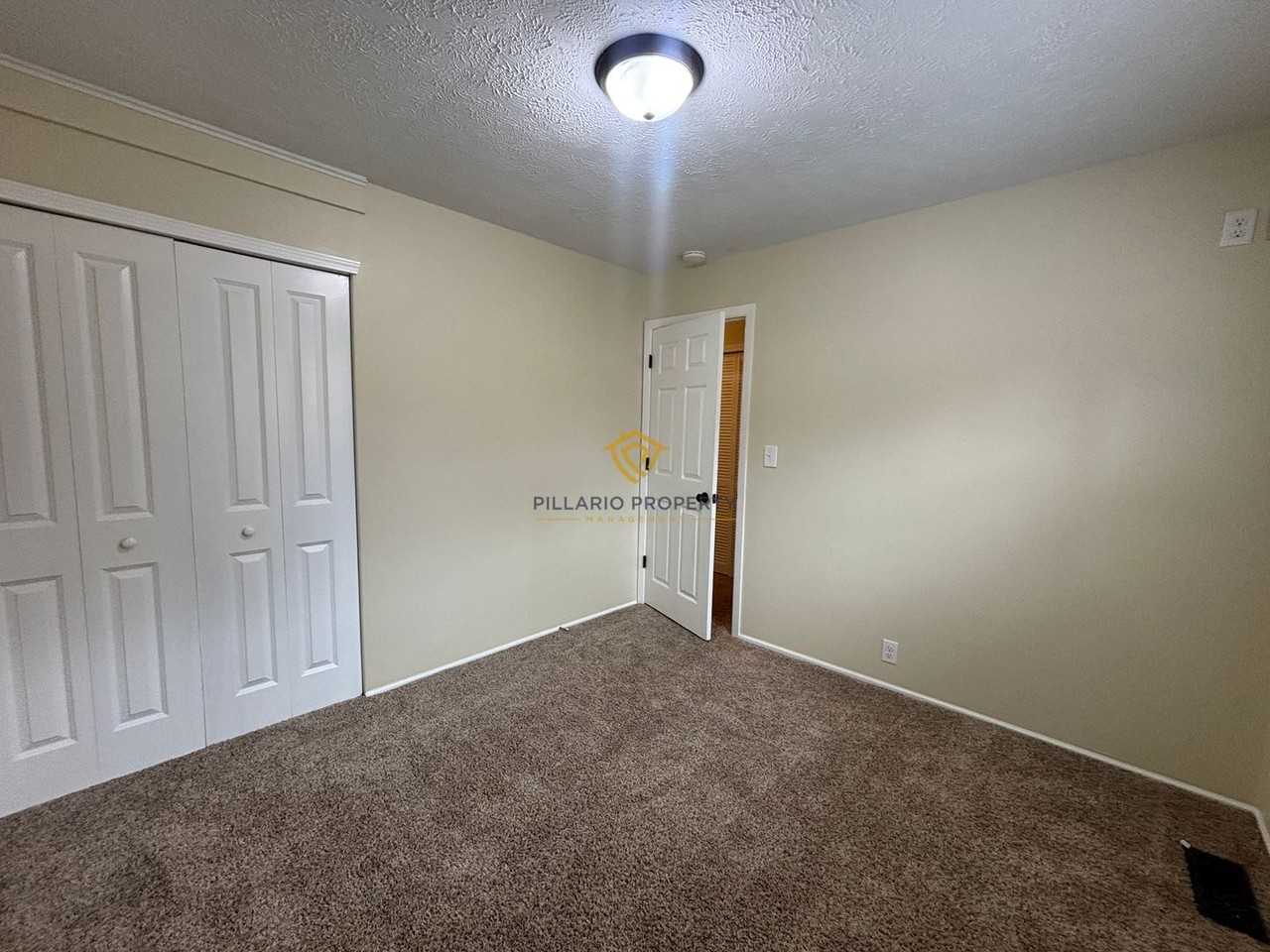 5302 E Hill Dr - Photo 6 of 11