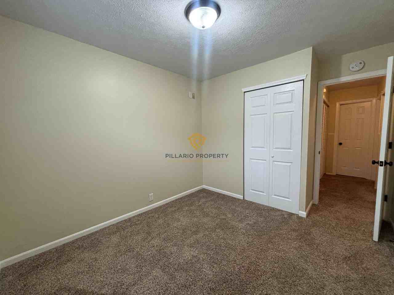 5302 E Hill Dr - Photo 7 of 11