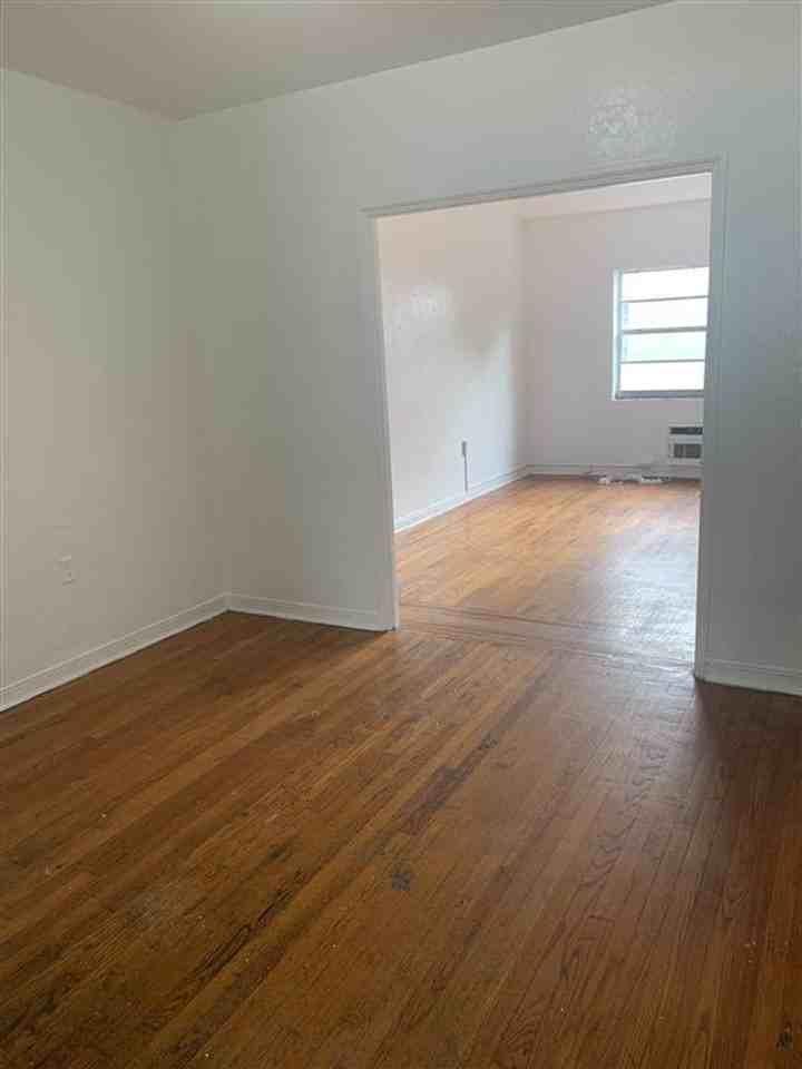 720 15th St - Photo 4 of 9