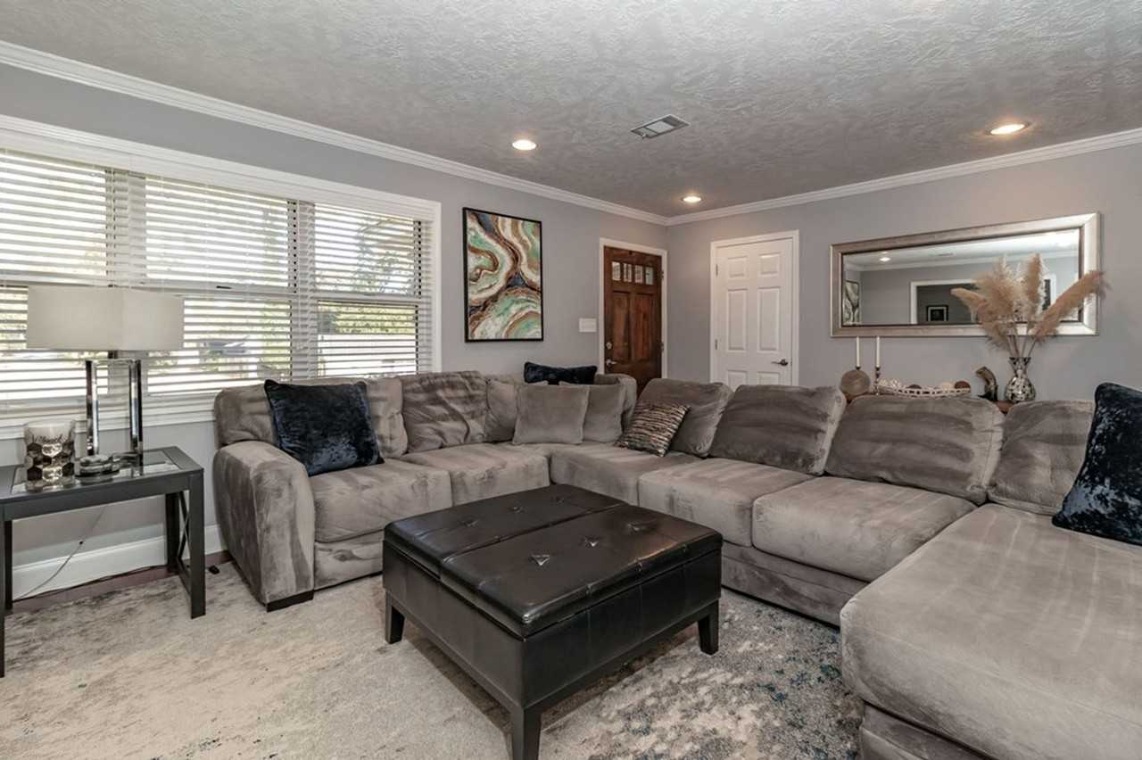 1106 Oakdale Rd - Photo 2 of 32