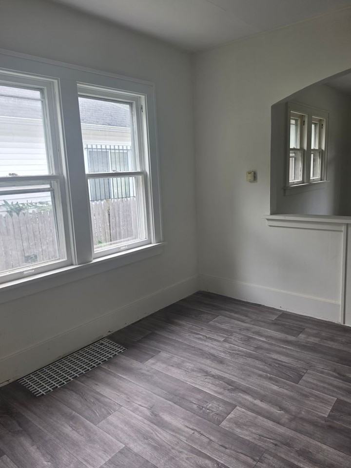 927 Mcqueen St - Photo 6 of 17
