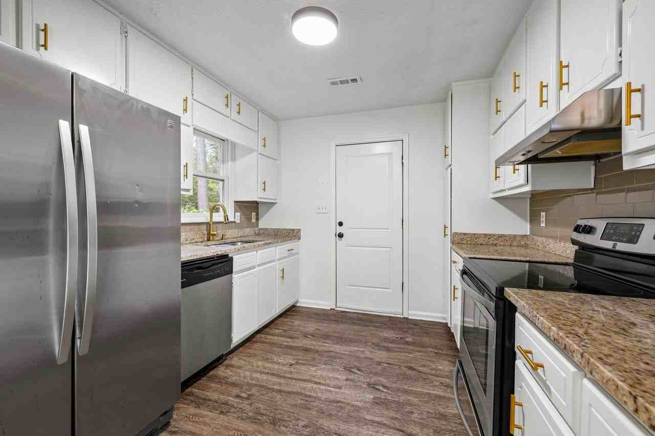 208 Ruskin Rd - Photo 7 of 17