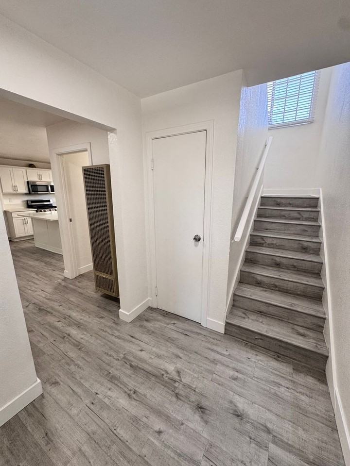 927 Freeman Ave - Photo 2 of 48