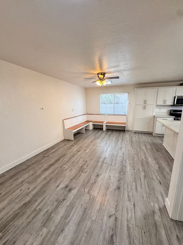 927 Freeman Ave - Photo 3 of 48