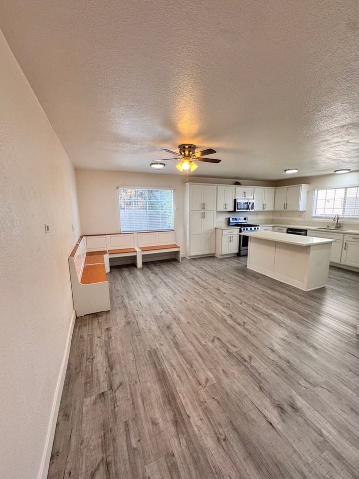 927 Freeman Ave - Photo 4 of 48