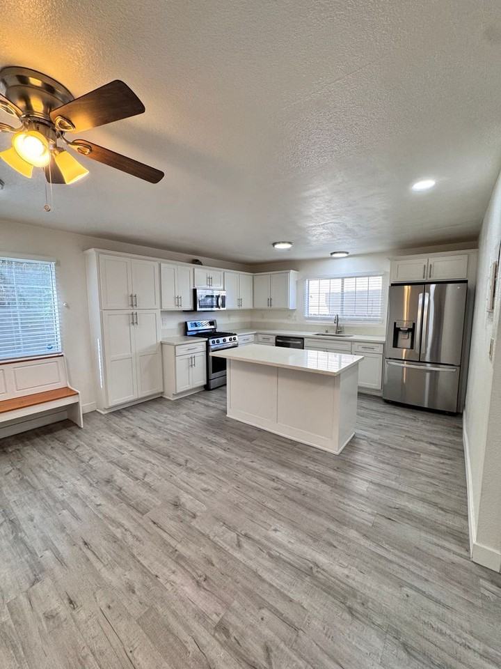 927 Freeman Ave - Photo 5 of 48