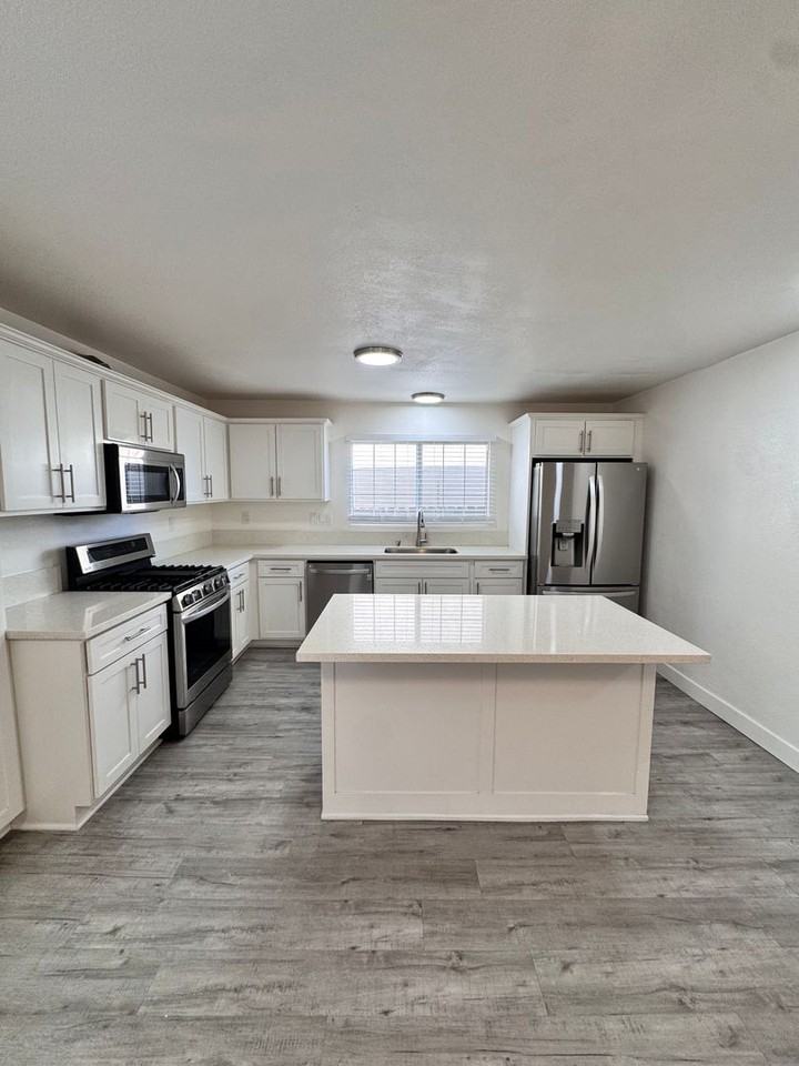 927 Freeman Ave - Photo 6 of 48