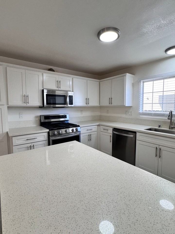 927 Freeman Ave - Photo 7 of 48