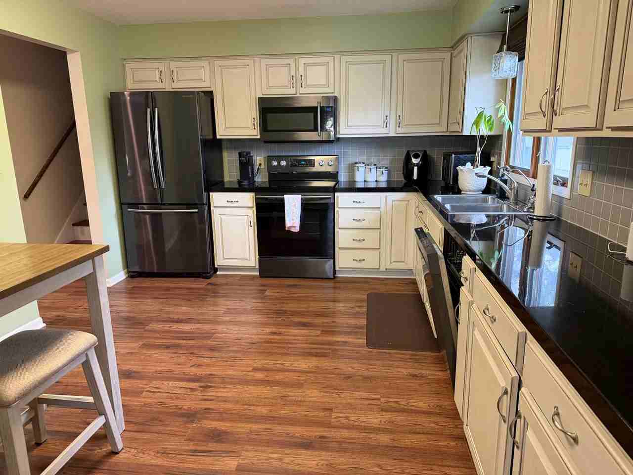 1609 Gateway Dr - Photo 2 of 16