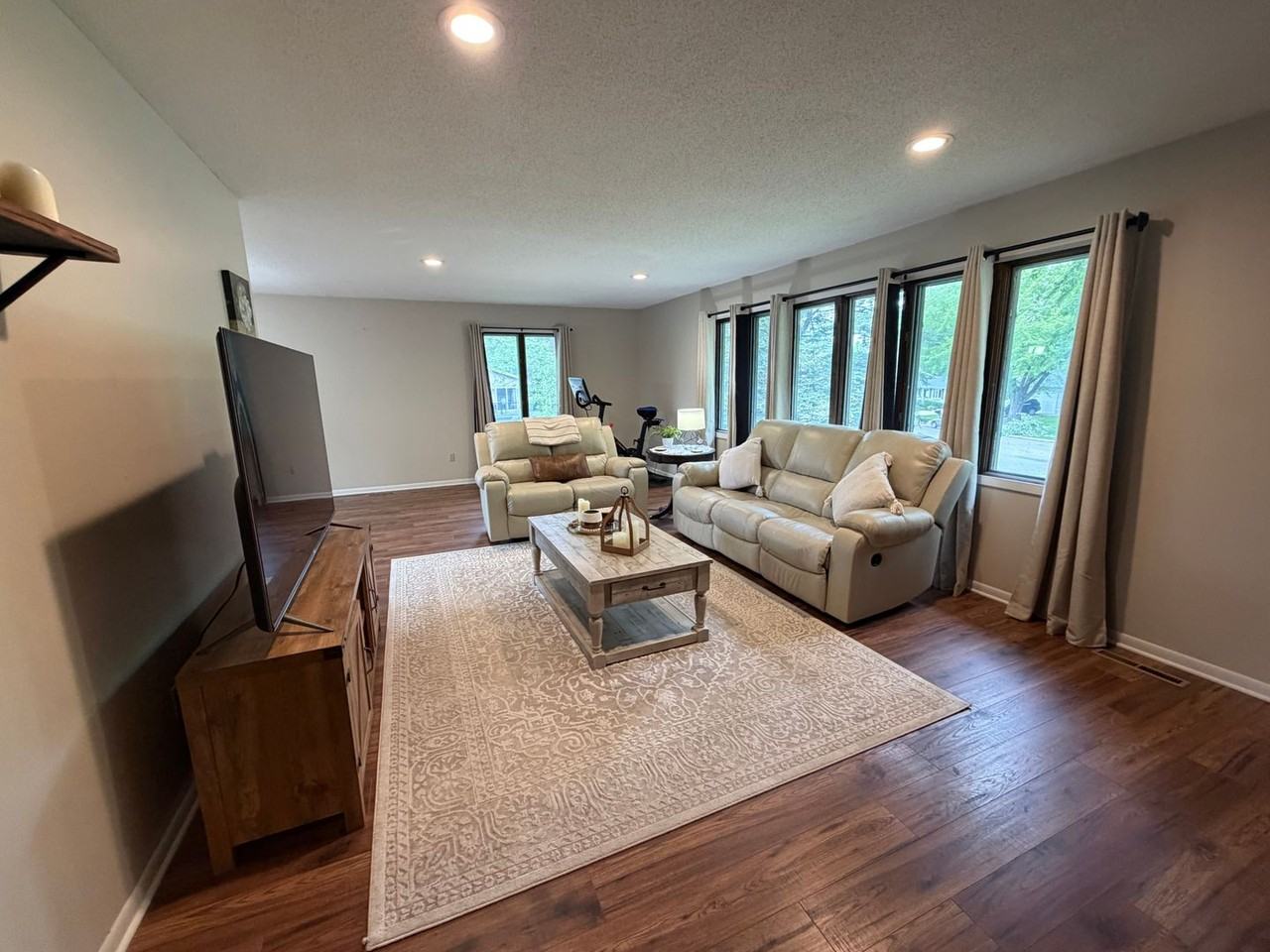 1609 Gateway Dr - Photo 3 of 16
