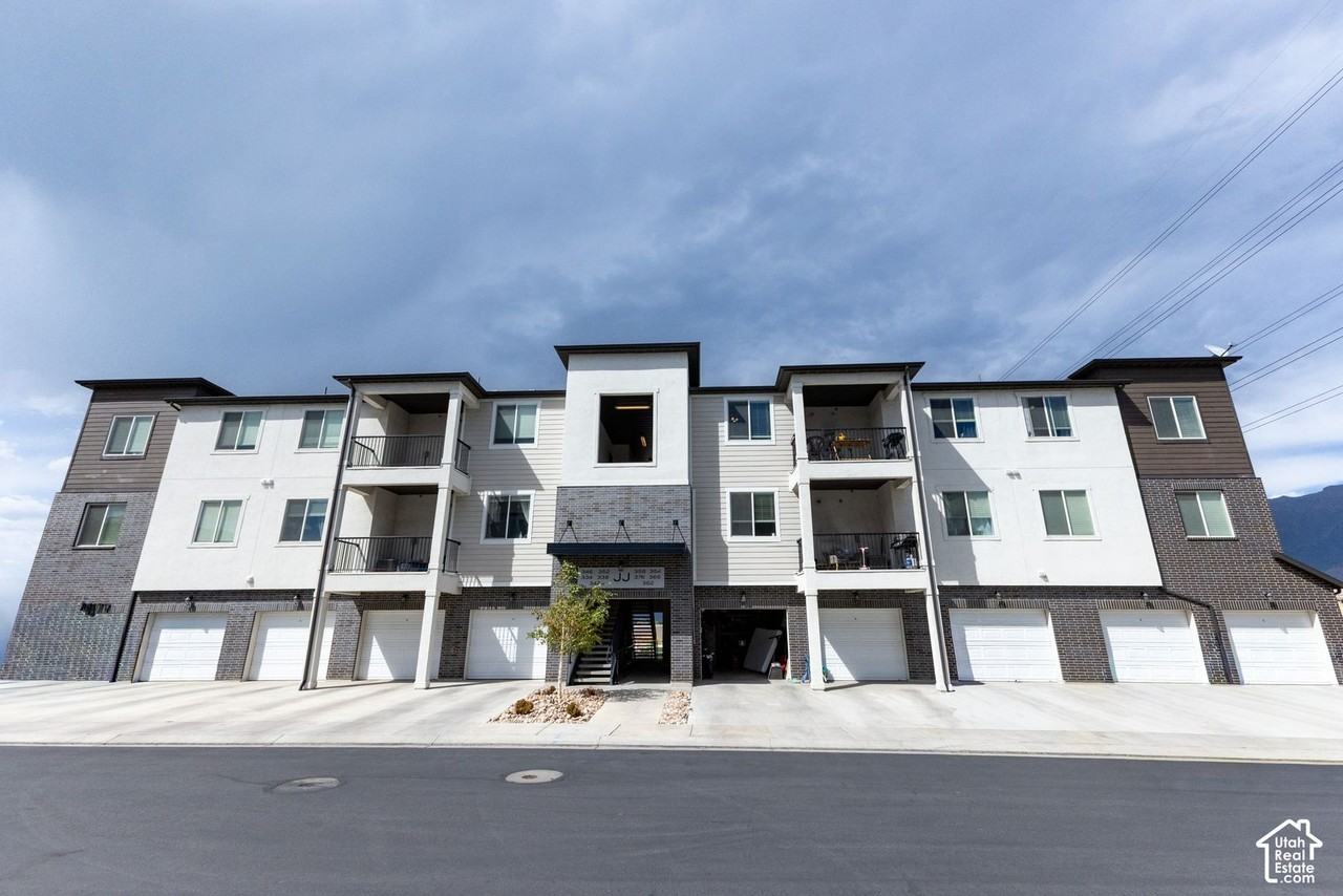 352 W 785 N - Photo 2 of 17