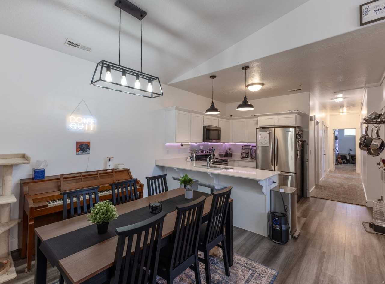 352 W 785 N - Photo 4 of 17
