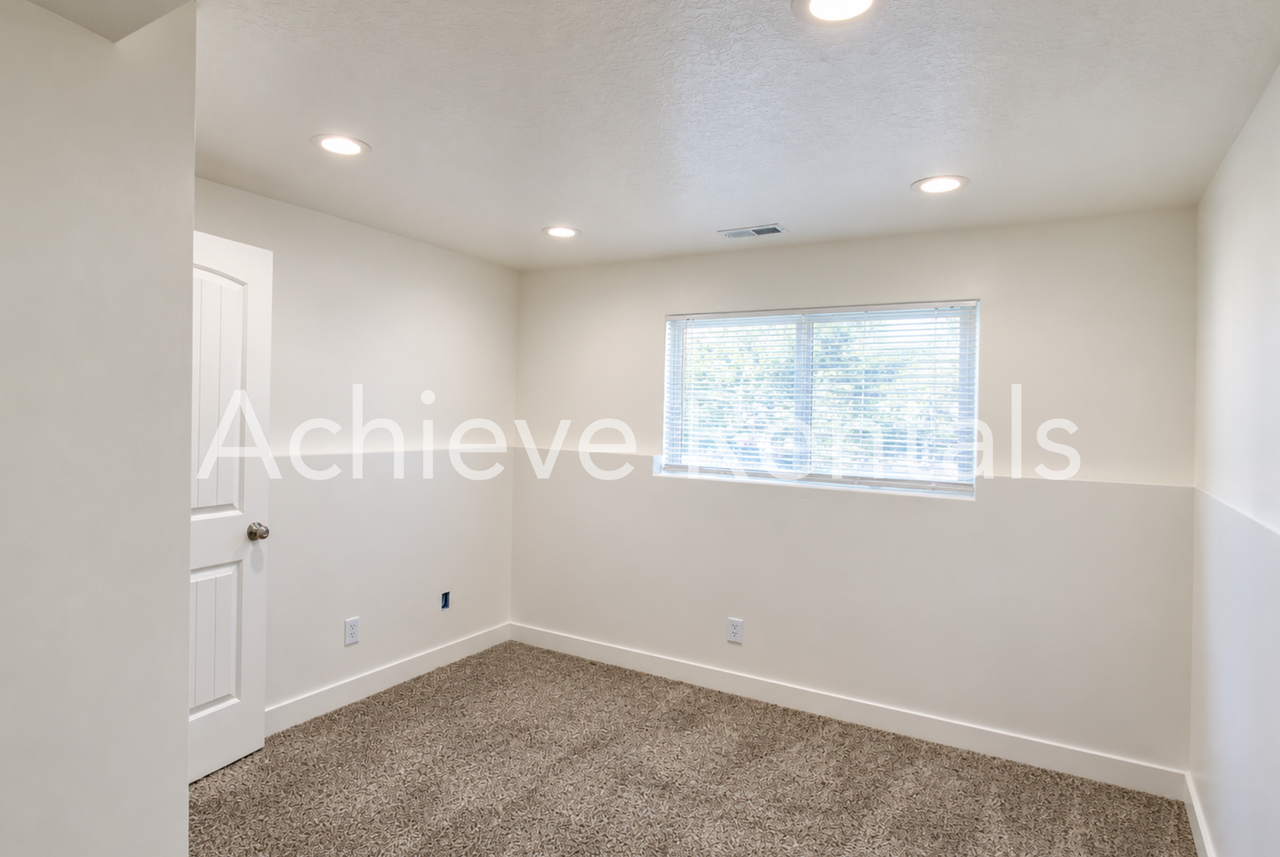 121 N 500 E - Photo 7 of 11