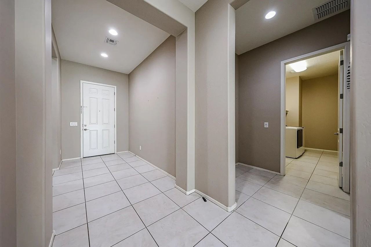 10160 W Robin Ln - Photo 2 of 25