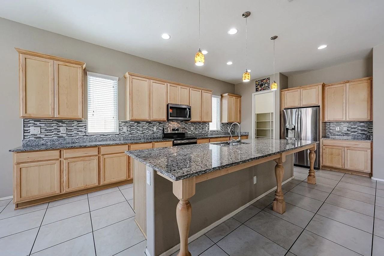 10160 W Robin Ln - Photo 3 of 25
