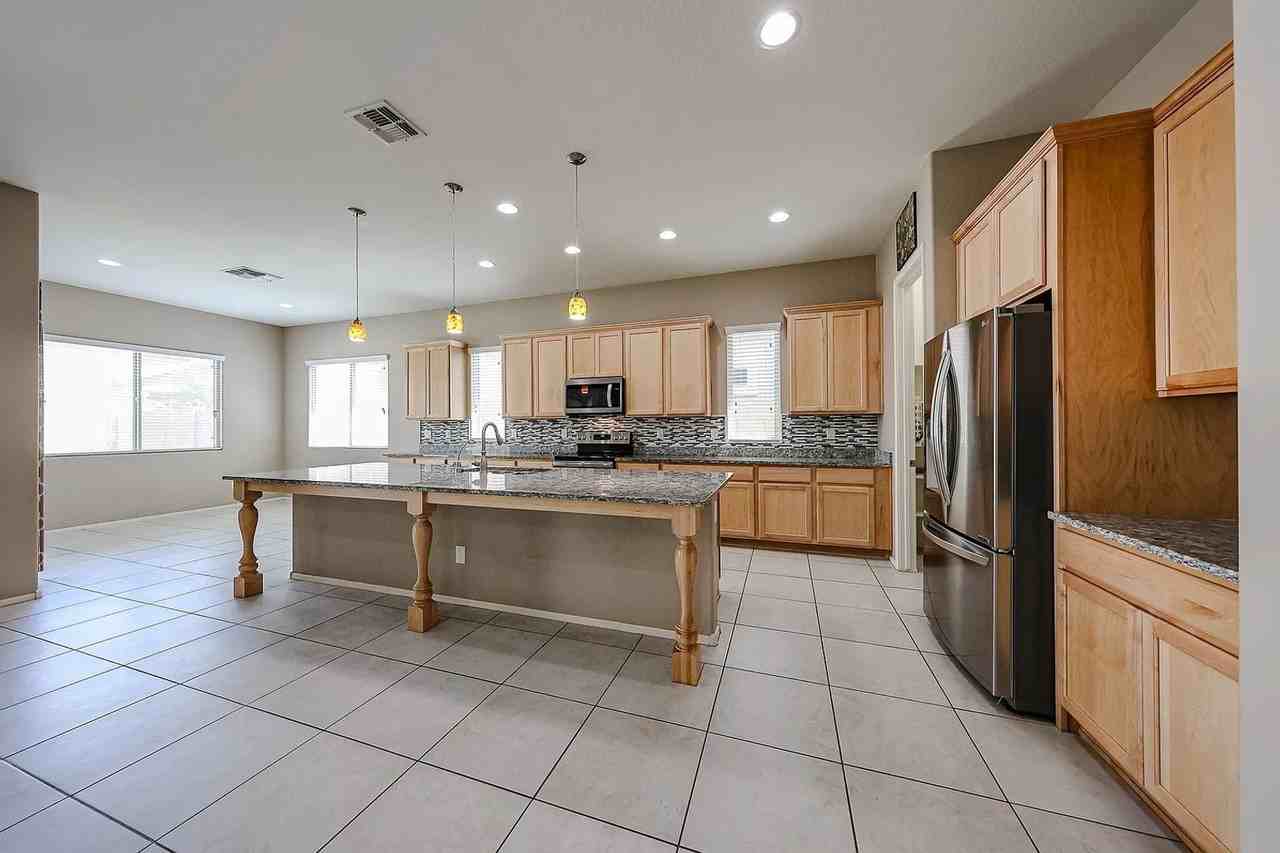 10160 W Robin Ln - Photo 4 of 25