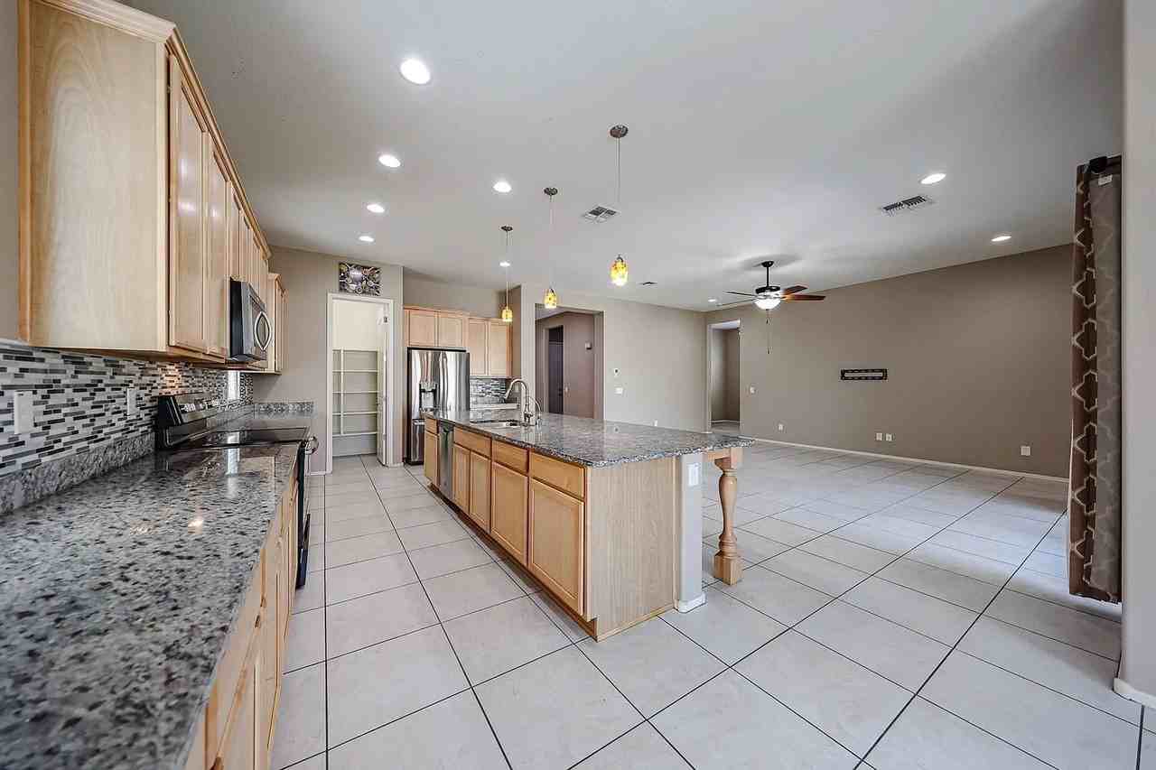 10160 W Robin Ln - Photo 5 of 25
