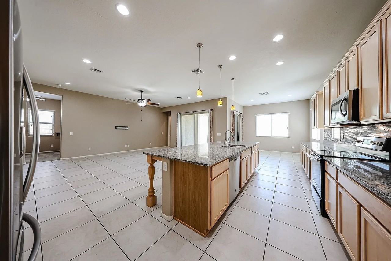 10160 W Robin Ln - Photo 6 of 25