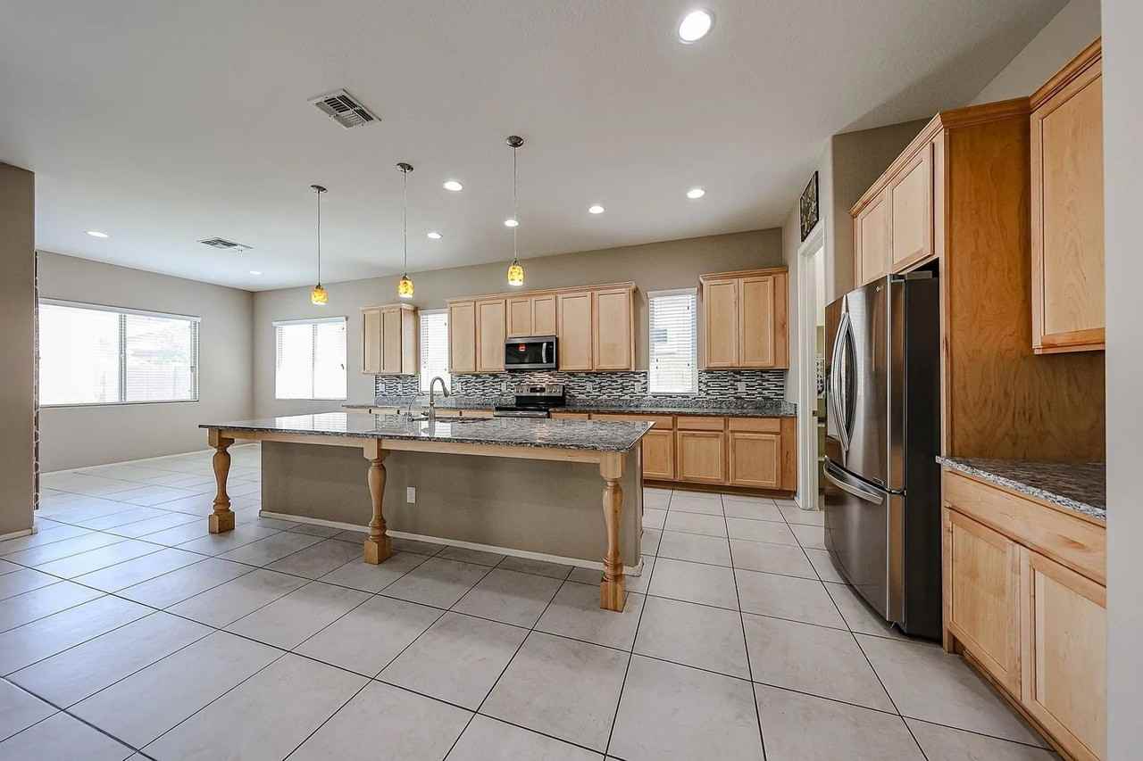 10160 W Robin Ln - Photo 7 of 25
