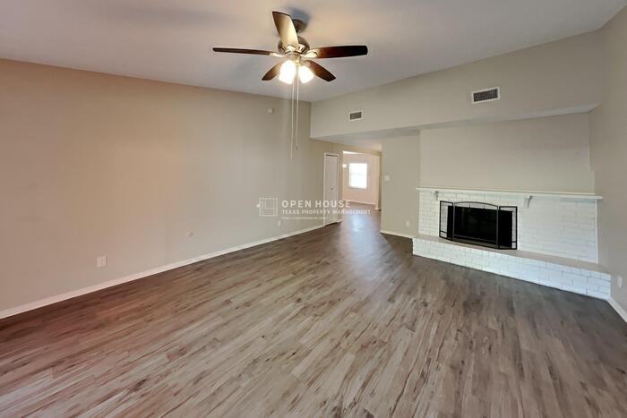 3905 Branch Hollow Dr - Photo 4 of 24