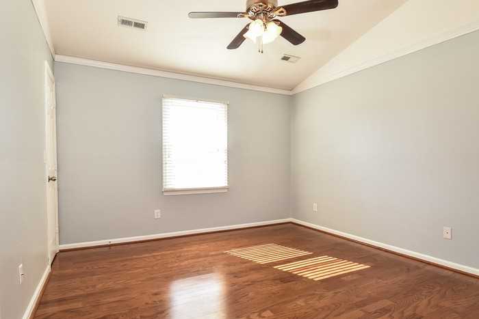5700 Chinaberry Pl - Photo 5 of 10