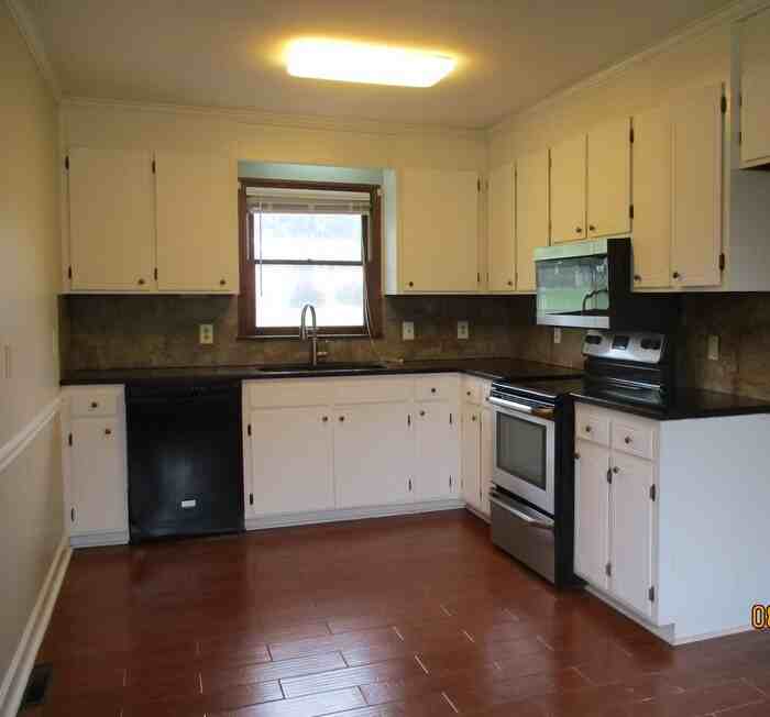 1027 Rembrandt Dr Sw - Photo 2 of 9