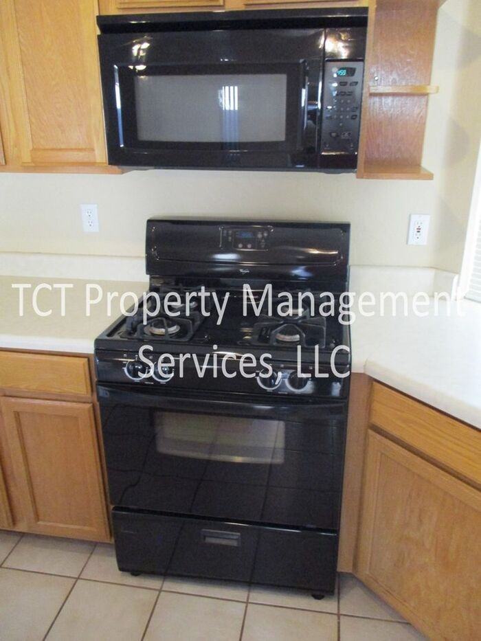 2096 E Catclaw St - Photo 4 of 12