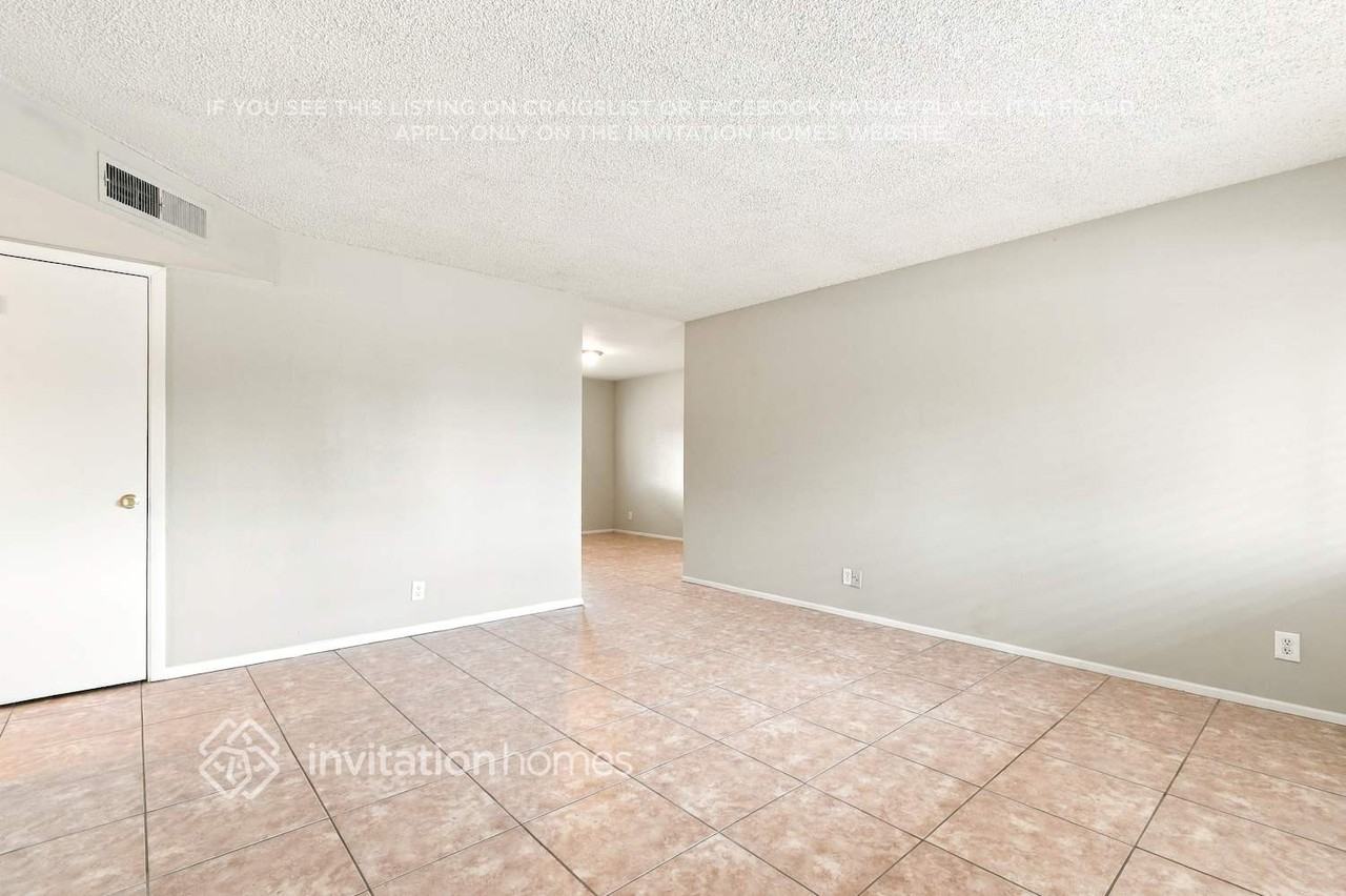 2125 W Chicago St - Photo 3 of 17