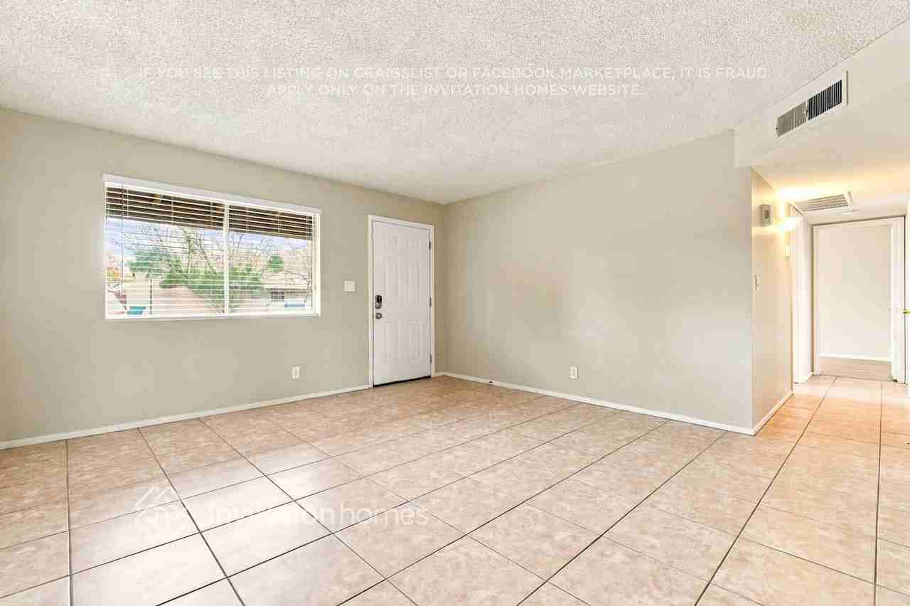 2125 W Chicago St - Photo 5 of 17