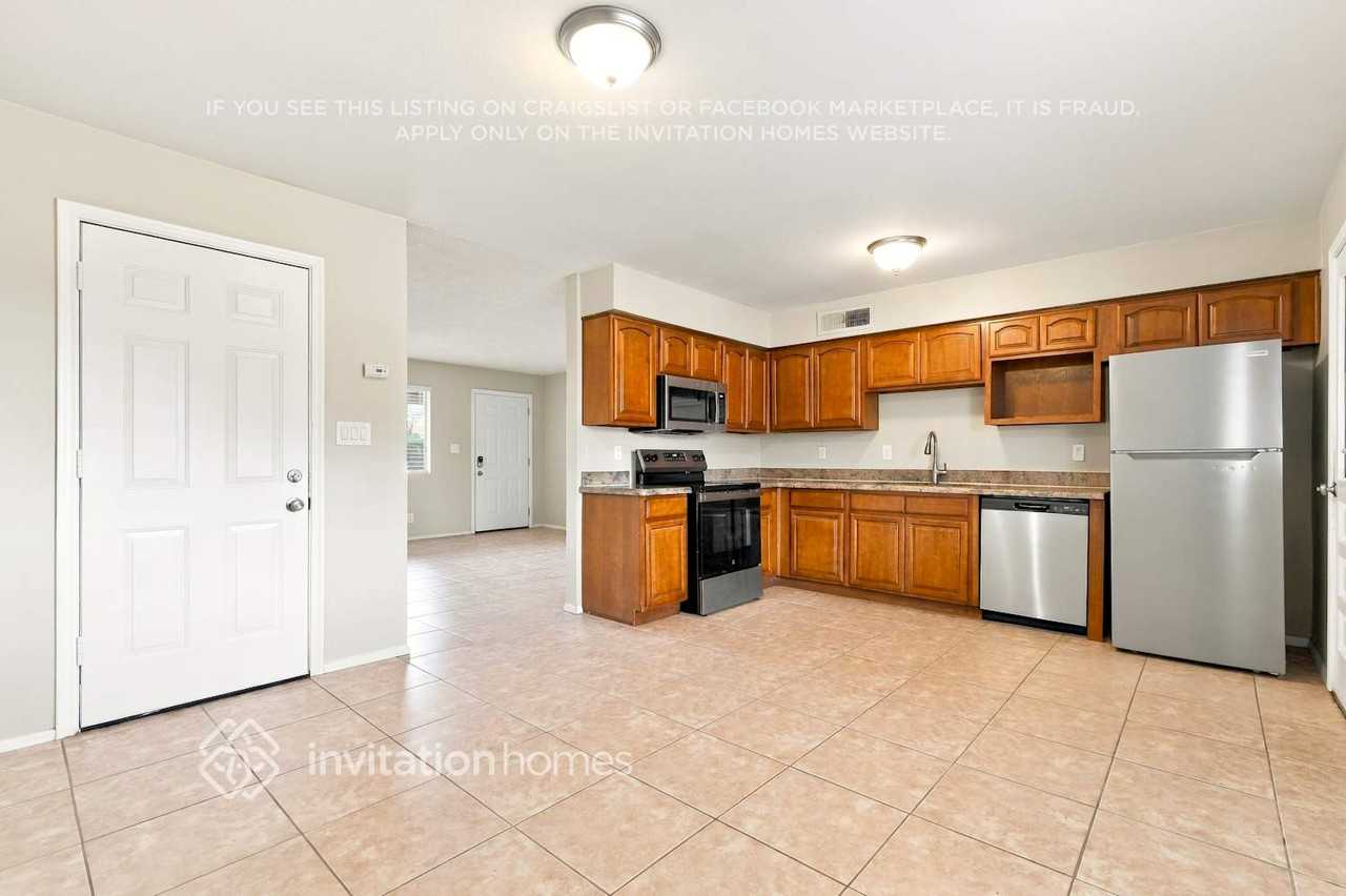 2125 W Chicago St - Photo 6 of 17