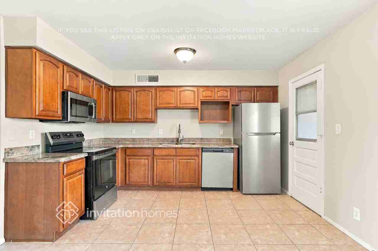 2125 W Chicago St - Photo 7 of 17