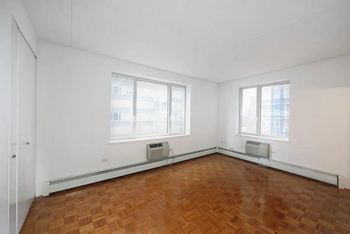 Worth St #1415 - Photo 3 of 10