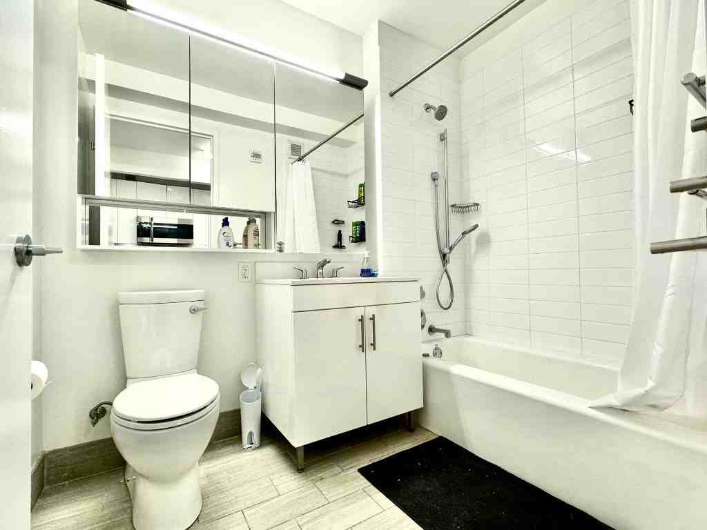 W 57th St #2119 - Photo 5 of 13