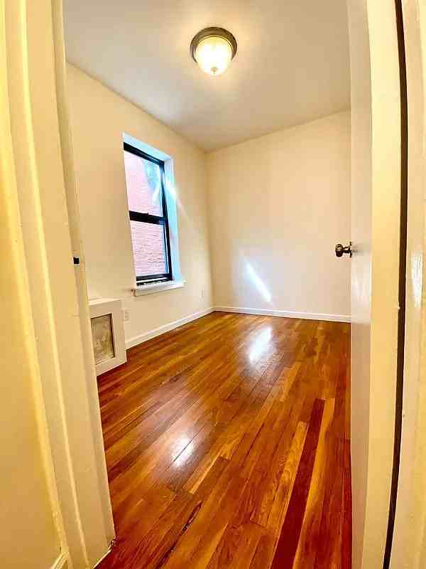 E 74th St #2R - Photo 4 of 5
