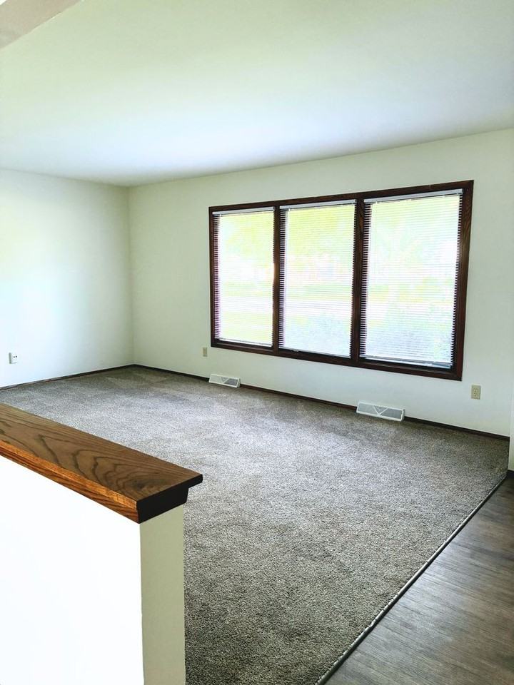 1623 Oakdale Dr - Photo 2 of 17