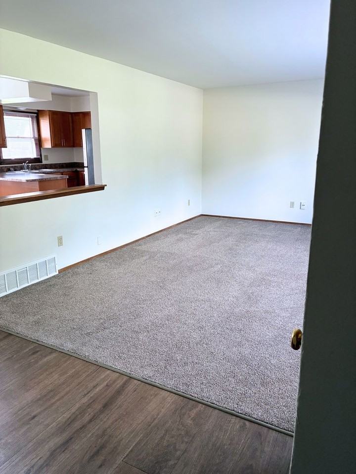 1623 Oakdale Dr - Photo 3 of 17