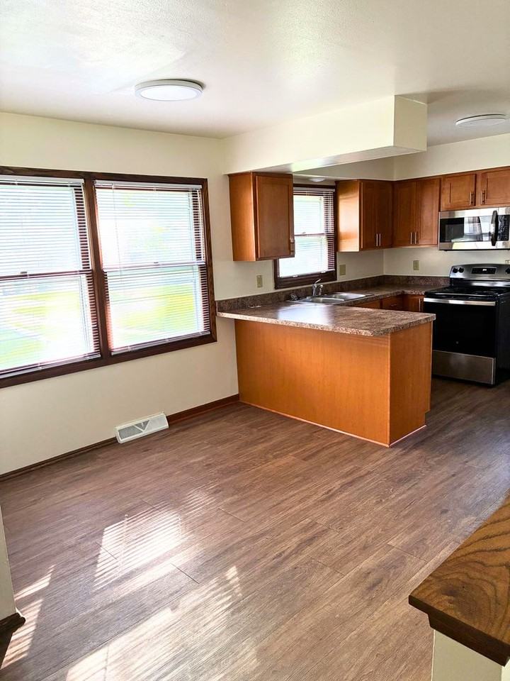 1623 Oakdale Dr - Photo 4 of 17