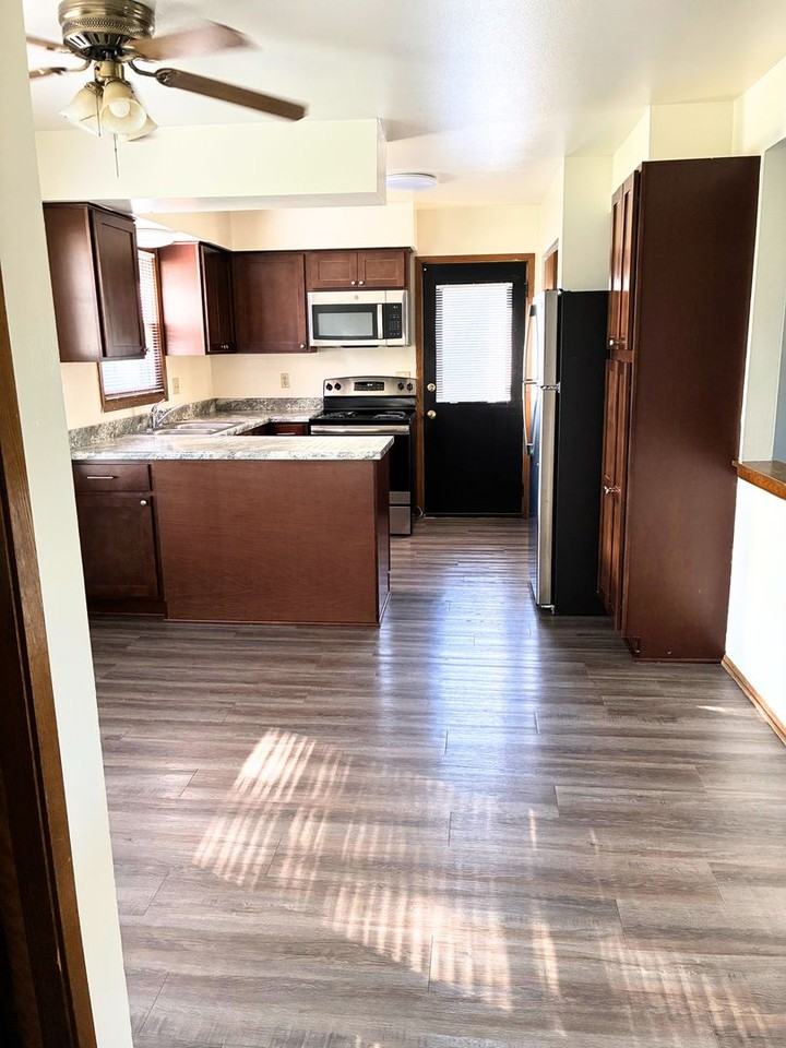 1723 Oakdale Dr - Photo 4 of 19