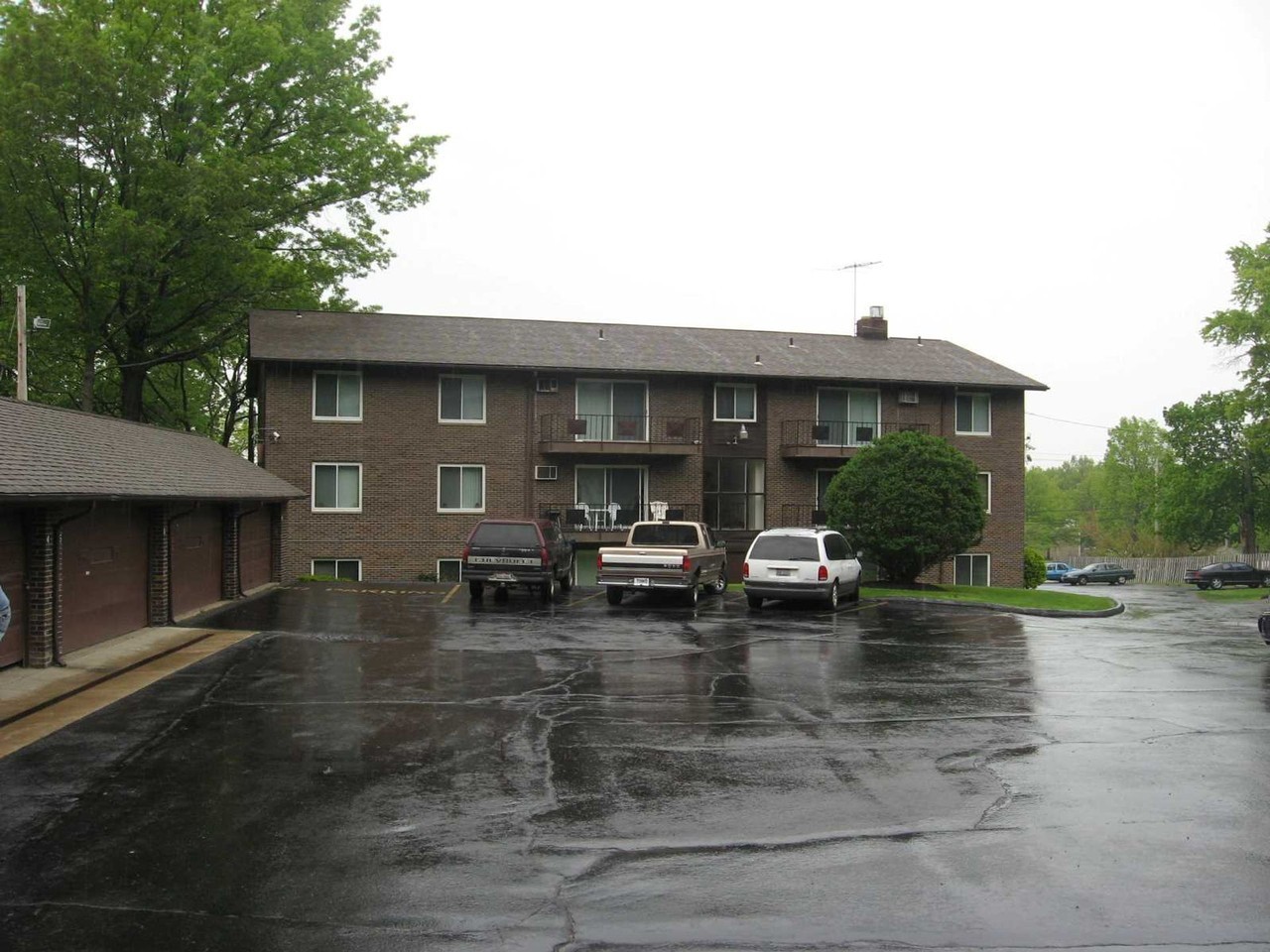 Aljer Manor Apartments - Photo 3 of 22