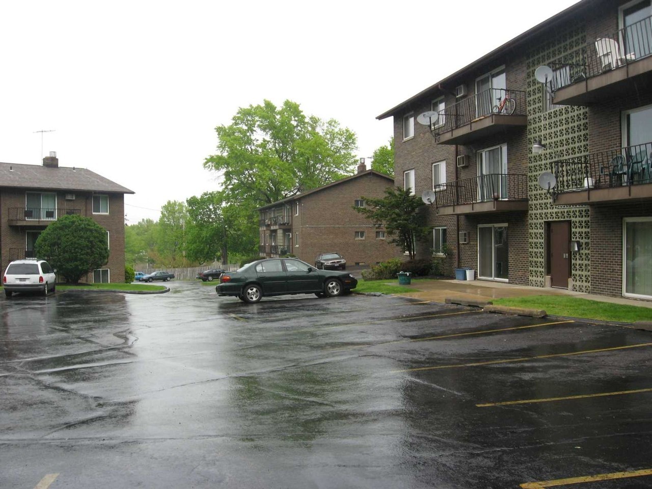 Aljer Manor Apartments - Photo 4 of 22