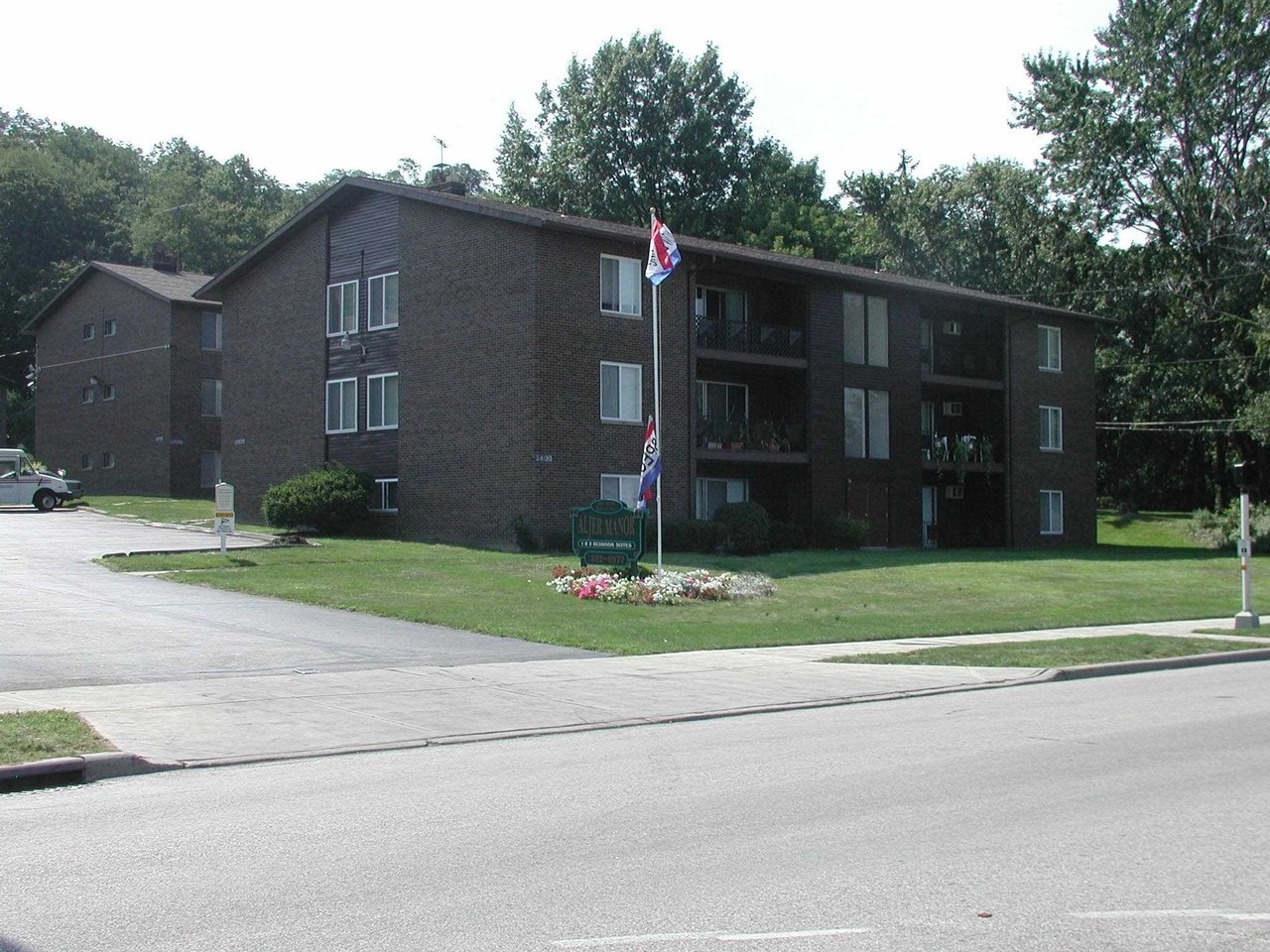Aljer Manor Apartments - Photo 5 of 22