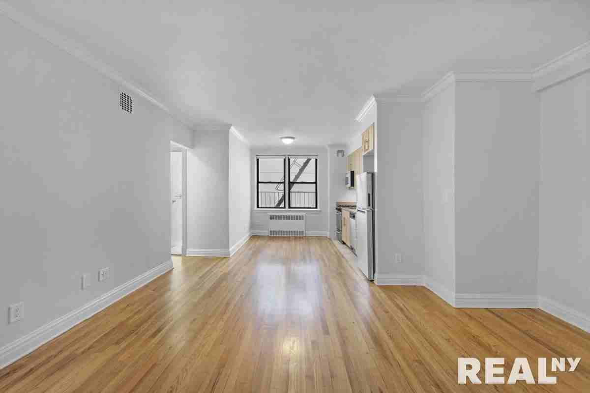 W 15th St #005C - Photo 2 of 4