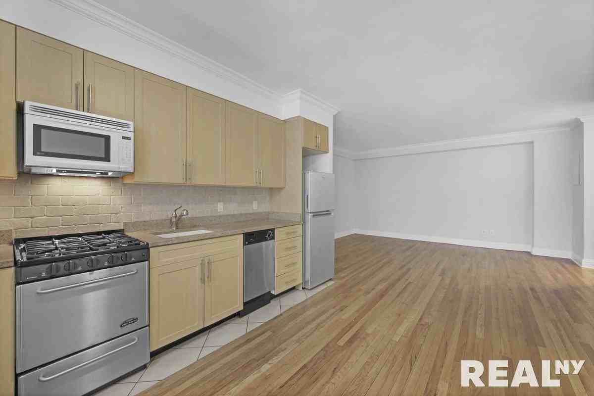 W 15th St #005C - Photo 3 of 4