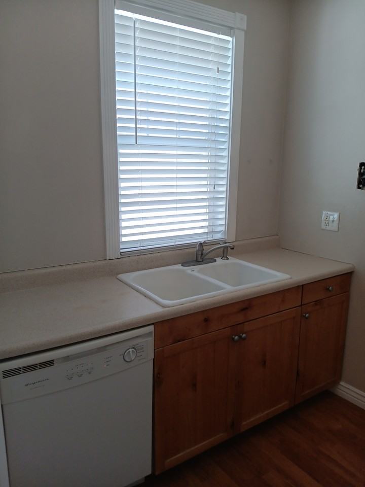 416 W Lewis St #109 - Photo 4 of 13