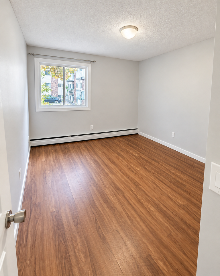 Darren Manor - Photo 5 of 15