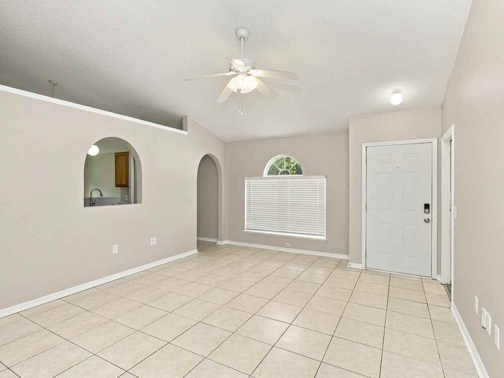 8376 Oak Crossing Dr W - Photo 4 of 16