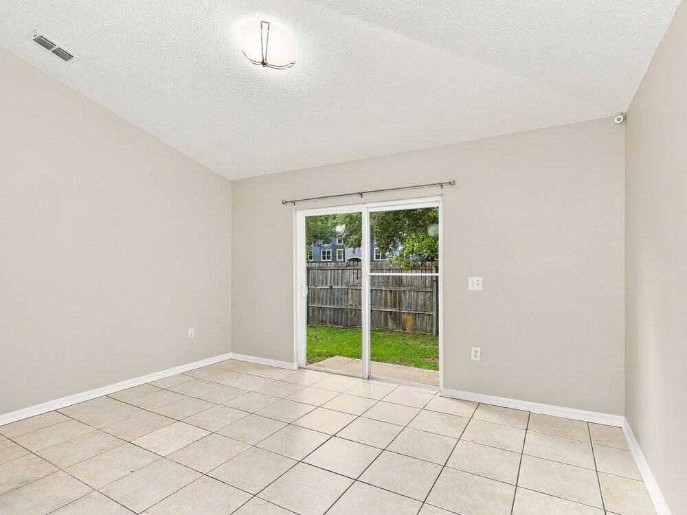 8376 Oak Crossing Dr W - Photo 5 of 16